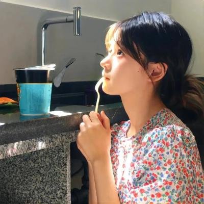 一个唱歌，另一个不唱歌